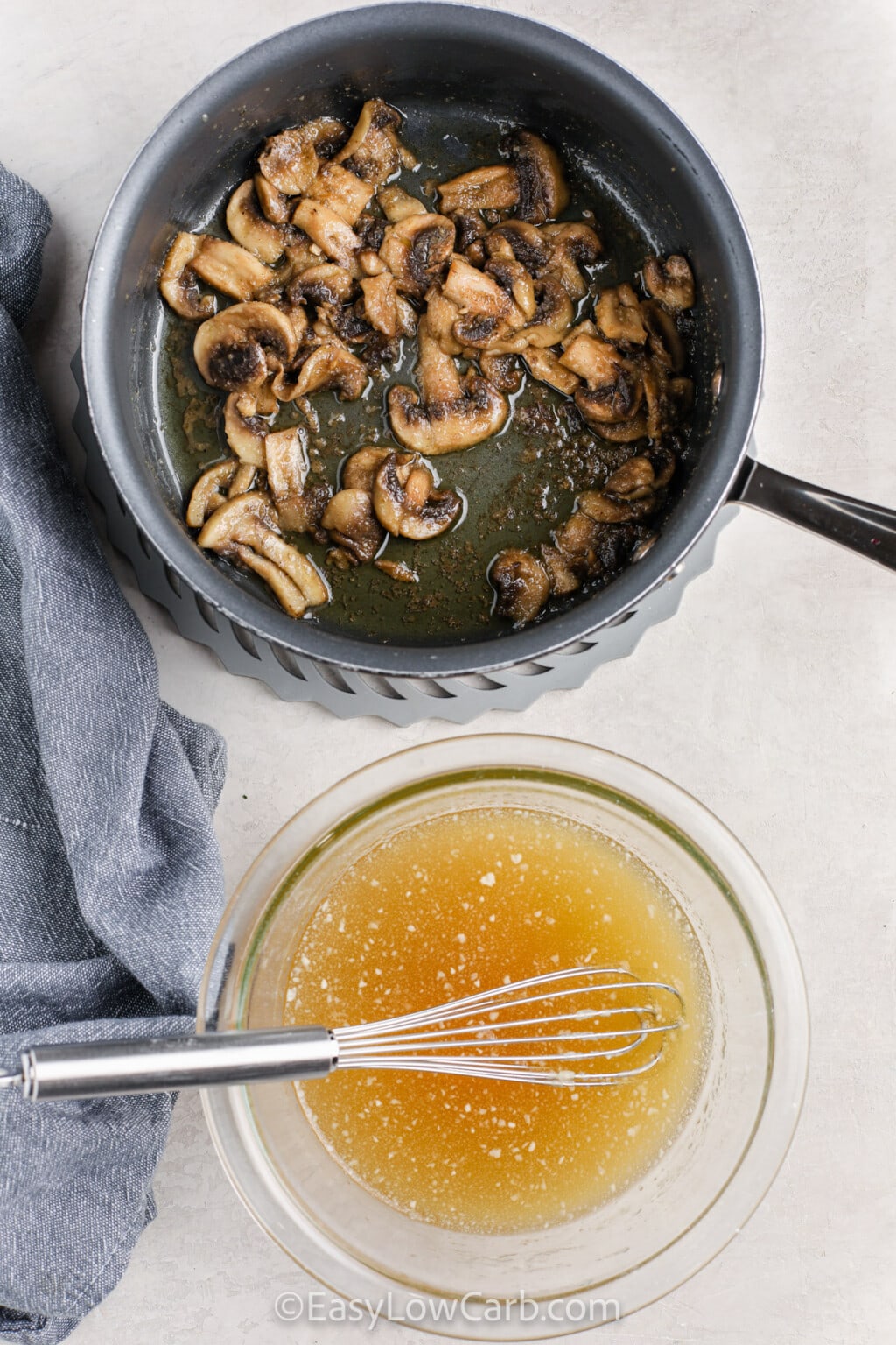 Keto Gravy Recipe (Ready In Just 15 Minutes!) Easy Low Carb