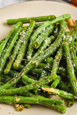 oven roasted green beans on a plate