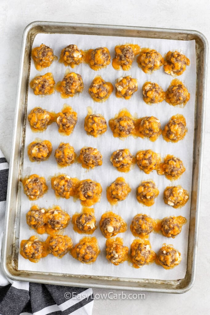 Cream Cheese Sausage Balls (So Cheesy, Juicy, and Delicious!) - Easy